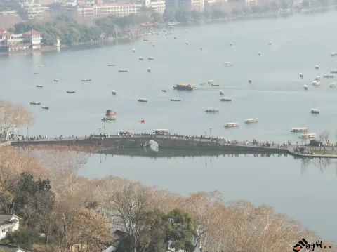 宝石山顶，远眺西湖