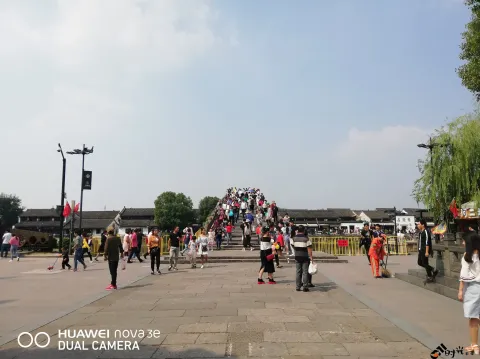 塘栖古镇，街头巷尾游人如织