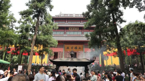 灵隐寺内游人如织
