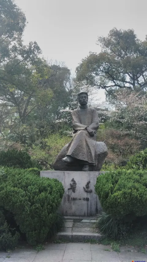 鲁迅塑像