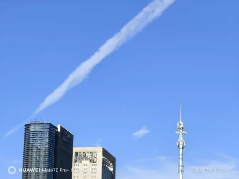 晴空下的城市剪影2