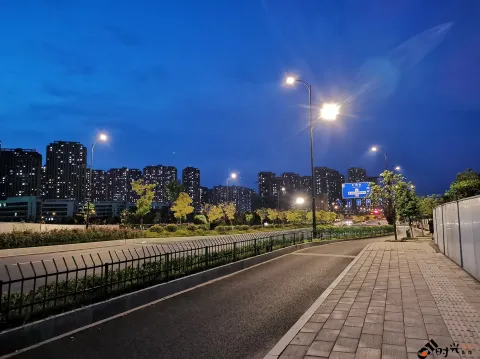 夏日夜间的街道