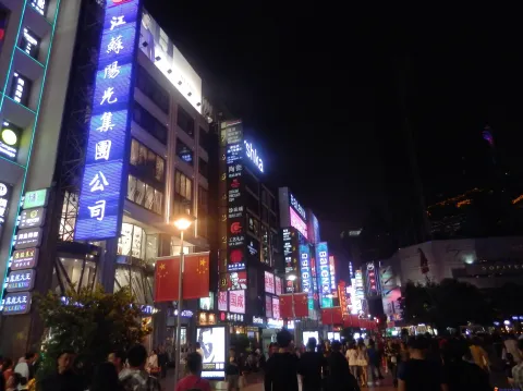 夜晚的上海南京路步行街