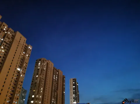 夏日夜间的街道