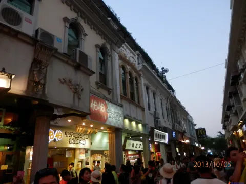 傍晚时分，鼓浪屿街道上的游人