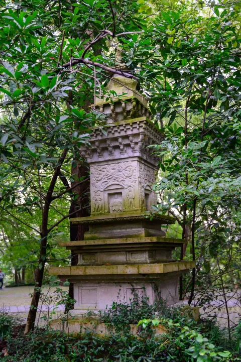 六和塔后山的‌中华古塔博览苑‌8