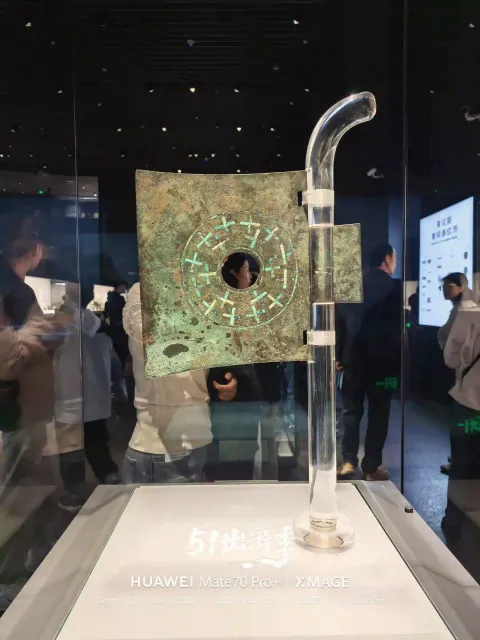 博物馆内展览的青铜器2