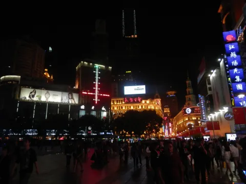 夜晚的上海南京路步行街