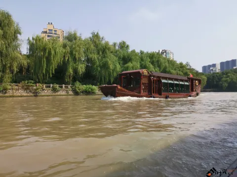 坐游船，观运河两岸风景