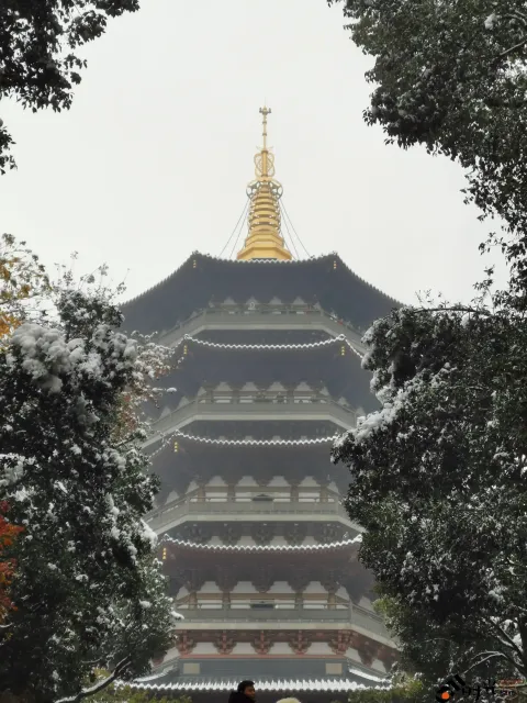 雪天下的雷峰塔