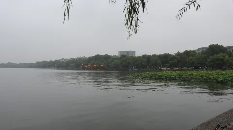阴雨天下的杭州西湖湖面景色