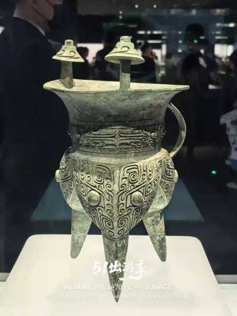 博物馆内展览的青铜器1