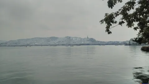 游西湖，观雪景