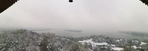 雷峰塔上远眺西湖雪景