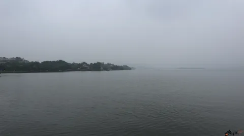 阴雨天下的杭州西湖湖面景色