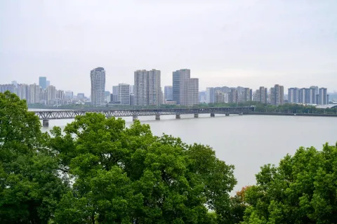 六和塔上远眺钱塘江景色3