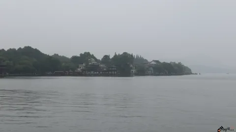 阴雨天下的杭州西湖湖面景色