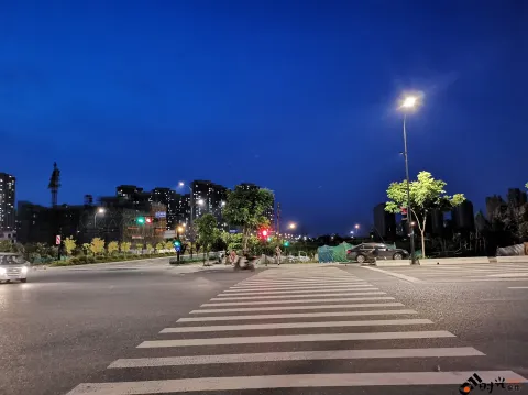 夏日夜间的街道