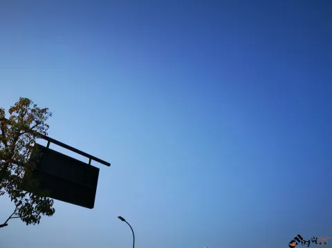 万里无云，蔚蓝色的天空
