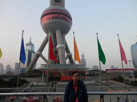 东方明珠塔下留影