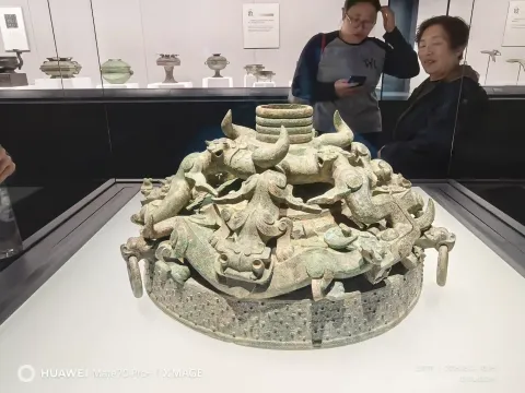 博物馆内展览的青铜器26