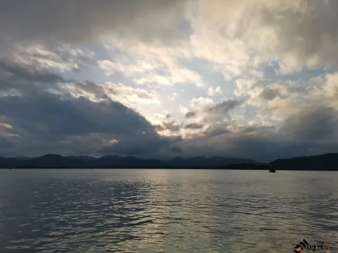杭州西湖，傍晚时分天边的云彩