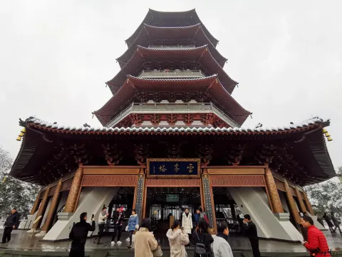 雪天下的雷峰塔
