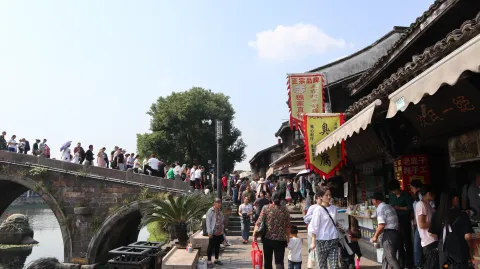 塘栖古镇，街头巷尾游人如织