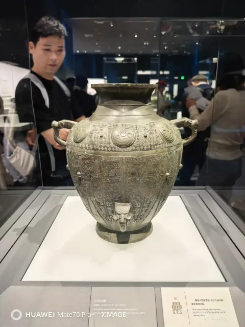 博物馆内展览的青铜器5