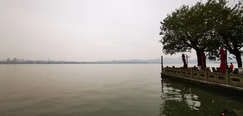 初冬的西湖湖面