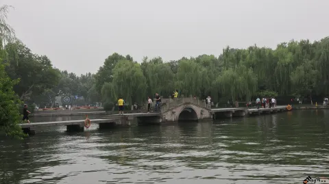 桥上络绎不绝的游人