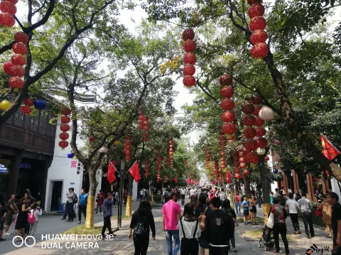 塘栖古镇，街头巷尾游人如织