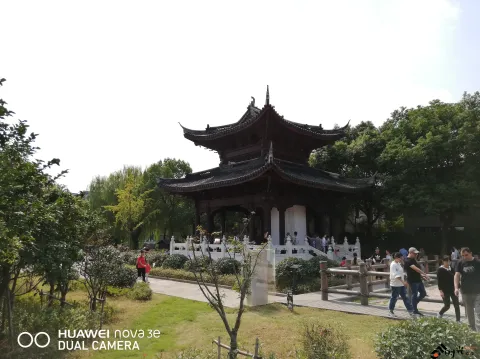 塘栖古镇，街头巷尾游人如织