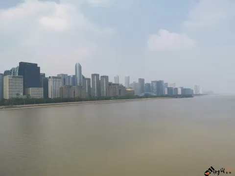 骑行在钱江三桥（西兴大桥）