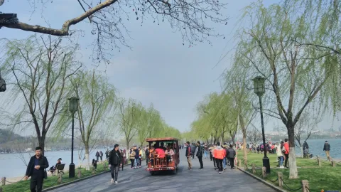白堤景色