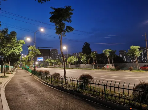 夏日夜间的街道