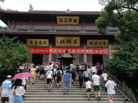 灵隐寺内游人如织
