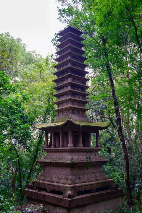 六和塔后山的‌中华古塔博览苑‌3