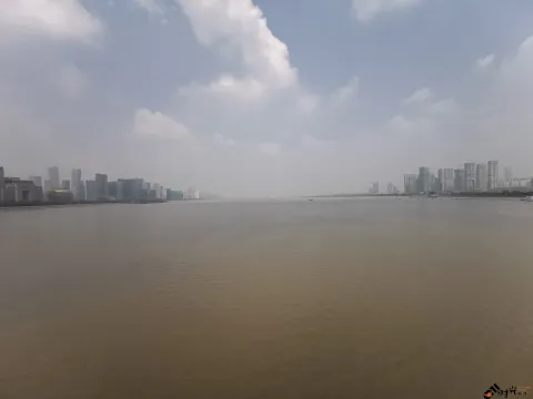 骑行在钱江三桥（西兴大桥）