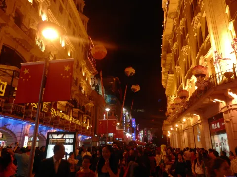 夜晚的上海南京路步行街
