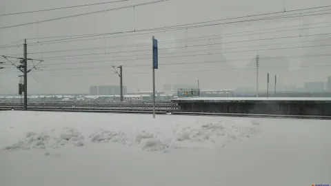 铁路两侧满山积雪