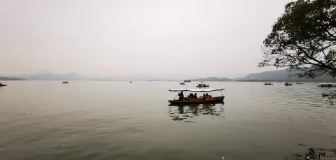 初冬的西湖湖面