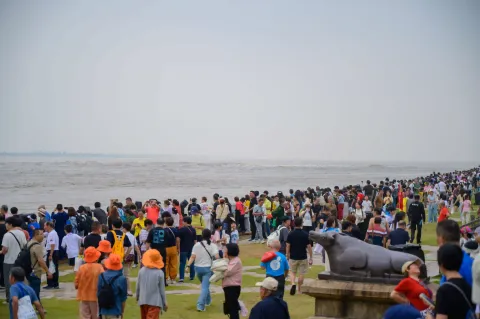 观钱江潮的游客7