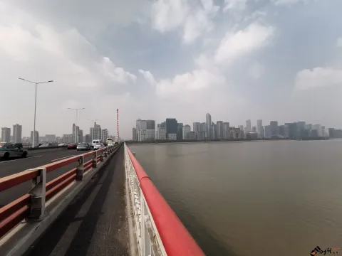 骑行在钱江三桥（西兴大桥）