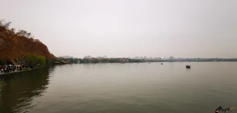 初冬的西湖湖面