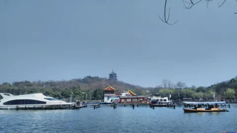 苏堤，西湖手划船