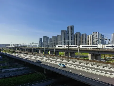 疾驰而过的高铁列车
