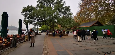 西湖边的游人