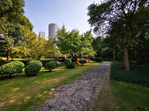 钱塘江大桥南岸的公园景色