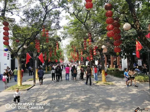 塘栖古镇，街头巷尾游人如织